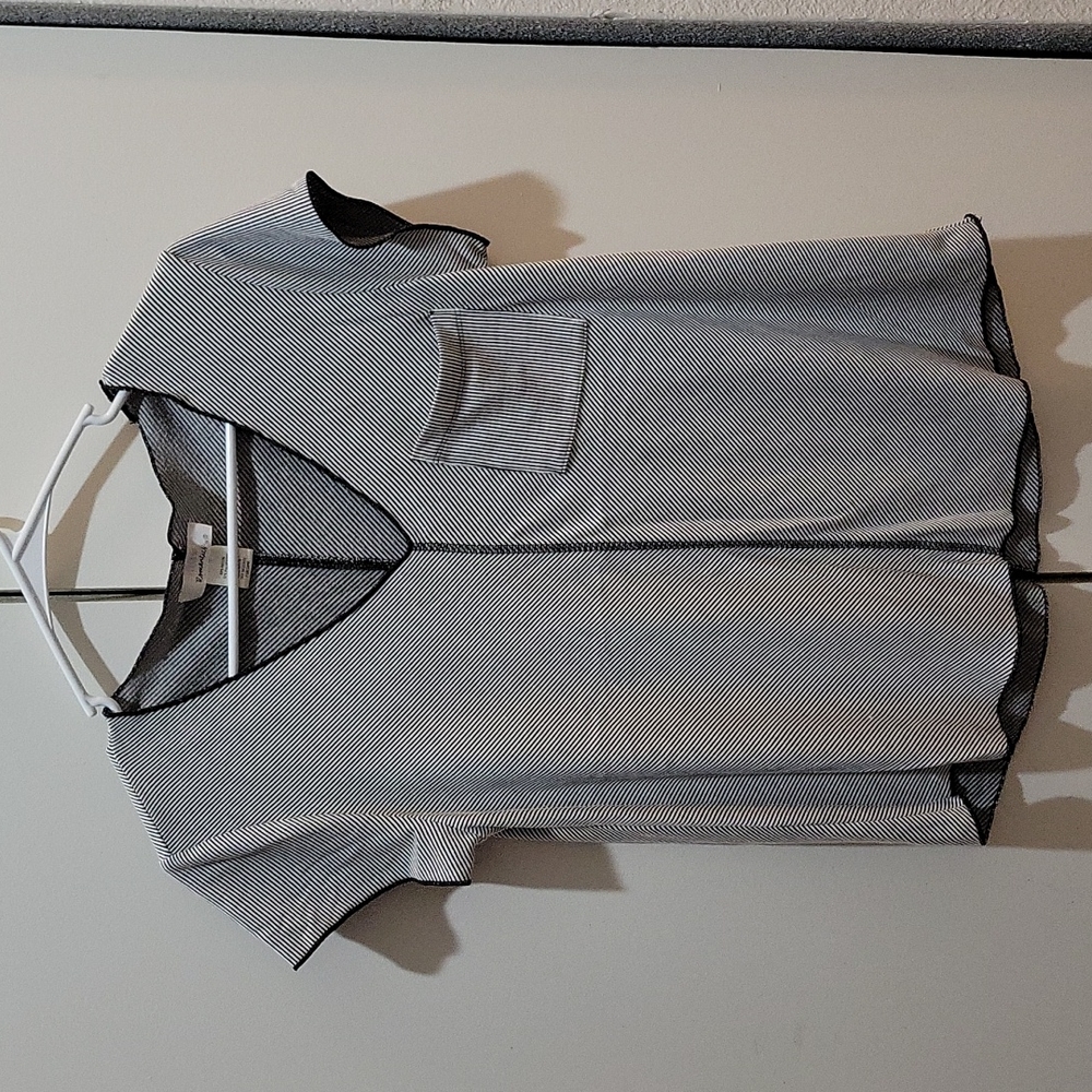Black and white striped T. Size S.